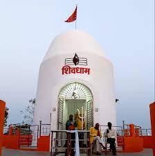 जिल्ह्यातील शिवालयांमध्ये भक्तीचा महापूर
lord shiva temple; श्रावण महिन्यात भाविकांची प्रचंड गर्दी
विविध धार्मिक कार्यक्रमांचे आयोजन
भंडारा (Bhandara News) : जिल्ह्यातील अनेक ऐतिहासिक शिवालये (lord shiva temple) श्रद्धा व भक्तीची केंद्र आहेत. विशेषतः महाशिवरात्री व श्रावण महिन्यात येथे भाविकांची प्रचंड गर्दी असते. या मंदिरांचे इतिहास, लोकपरंपरा आणि निसर्गरम्य परिसर भक्तांच्या आकर्षणाचे केंद्रबिंदू आहेत. 