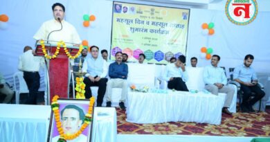 नविन प्रशासकीय इमारतीत महसूल दिन साजरा गोंदिया : सर्वसामान्य नागरिकांचे प्रश्न सोडविण्याची तसेच शासनाच्या विविध योजनांची यशस्वीपणे अंमलबजावणी करण्याची जबाबदारी महसूल विभाग पार पाडत असतो. महसूल विभागाकडून सर्वच नागरिकांच्या अपेक्षा असतात. त्यामुळे सर्वसामान्य नागरिकांना केंद्रबिंदू मानून लोकाभिमुख कामे करावी, असे प्रतिपादन आमदार विनोद अग्रवाल यांनी केले. नविन प्रशासकीय इमारत गोंदिया येथे आज (ता.1) ‘महसूल दिन’ साजरा करण्यात आला, त्यावेळी ते कार्यक्रमाचे उद्घाटक म्हणून बोलत होते. कार्यक्रमाच्या अध्यक्षस्थानी जिल्हाधिकारी प्रजित नायर हे होते. अपर जिल्हाधिकारी मिनाज मुल्ला, सह जिल्हा निबंधक तथा मुद्रांक जिल्हाधिकारी के.के.कांबळे, जिल्हा अधीक्षक भूमी अभिलेख अजय क्षीरसागर, उपविभागीय अधिकारी चंद्रभान खंडाईत, तहसिलदार समशेर पठाण, अपर तहसिलदार श्रीकांत कांबळे यांची यावेळी प्रामुख्याने उपस्थिती होती. आमदार श्री. अग्रवाल पुढे म्हणाले, सर्वसामान्य नागरिकांचे प्रश्न सोडविण्याची तसेच शासनाच्या विविध योजनांची यशस्वीपणे अंमलबजावणी करण्याची जबाबदारी महसूल विभाग पार पाडत असतो. त्यामुळे हा विभाग प्रशासनाचा कणा म्हणून ओळखला जातो. राज्य शासन लोकाभिमूख योजना राबवून गतिमान आणि पारदर्शक पद्धतीने काम करीत आहे. प्रत्येकाने सकारात्मक दृष्टीकोन ठेवून काम करावे. सर्वसामान्य लोकांचे प्रश्न सोडविण्याचे प्रयत्न केल्यास निश्चितच प्रत्येकाच्या मनात आपुलकीची भावना निर्माण होईल असे त्यांनी सांगितले. जिल्हाधिकारी श्री. नायर म्हणाले, सर्वसामान्य नागरिकांचा महसूल विभागाशी दैनंदिन कामकाजासाठी संबंध येत असतो, त्यामुळे शासकीय कामात महसूल विभागाची महत्वाची भूमिका आहे. जमिनीशी संबंधित अनेक लोकं कामानिमीत्त महसूल विभागाकडे येत असतात. त्यामुळे अधिकारी व कर्मचाऱ्यांनी सर्वसामान्यांच्या कामाला महत्व देवून आपल्या कामाशी एकनिष्ठ राहून जबाबदारीने कामे पार पाडावीत. सर्वसामान्य नागरिकांना सुलभ आणि जलद सेवा देण्यासाठी अधिकाधिक डिजिटल तंत्रज्ञानाची मदत घेण्यात येणार आहे. महसूल विभाग अधिक लोकाभिमुख, पारदर्शक आणि गतिमान होण्याबरोबरच प्रशासनातील सर्व घटकांच्या सक्रीय सहभागावर भर देण्यात येणार असल्याचे त्यांनी यावेळी सांगितले. उपविभागीय अधिकारी श्री. खंडाईत म्हणाले, शासनाच्या विविध योजनांची माहिती सामान्य जनतेपर्यंत पोहोचली पाहिजे, यासाठी प्रत्येक योजनांची जनजागगृती करणे आवश्यक आहे. शासनाच्या विविध योजनांचा लाभ सामान्य घटकापर्यंत पोहोचवणे हा शासनाचा प्रमुख उद्देश असून गोंदिया येथील दुर्लक्षीत घटक असलेल्या मांग-गारुडी समाजाच्या 227 लोकांना जात प्रमाणपत्र देण्यात आल्याचे त्यांनी सांगितले. प्रास्ताविकातून तहसिलदार समशेर पठाण म्हणाले, महसूल विभागाचा सर्वसामान्य जनतेशी थेट संपर्क येत असतो. समान्य जनतेच्या प्रश्नांचे/तक्रारींचे निराकरण करण्याचे काम महसूल विभाग करीत असतो. नैसर्गिक आपत्ती काळात समन्वय ठेवून सतर्क राहणे तसेच निवडणुकीची कामे सक्षमपणे पार पाडण्याची जबाबदारी महसूल विभाग पार पाडत असतो. 1 ते 7 ऑगस्ट 2025 या कालावधीत ‘महसूल सप्ताह’ निमीत्त विविध कार्यक्रमांचे आयोजन करण्यात आले असल्याचे त्यांनी सांगितले. यावेळी महसूल विभागात उत्कृष्ट काम करणारे अधिकारी/कर्मचारी सीमा पाटणे, हस्तरेखा बोरकर, राजेश मेनन, सुपचंद लिल्हारे, नितेश चव्हाण, घनश्याम सोनवाने, मिलिंद बुंदेले, निर्मला डोंगरे, विजेंद लांजेवार, शिवशंकर सोरले राहुल रहांगडाले यांचा मान्यवरांच्या हस्ते प्रशस्तीपत्र व पुष्पगुच्छ देवून सत्कार करण्यात आला. याप्रसंगी छत्रपती शिवाजी महाराज महाराजस्व अभियान अंतर्गत दि.8 ते 10 जून 2025 दरम्यान ग्रीन लॉन, गोंदिया येथे शिबीर आयोजित करण्यात आले होते. त्यामध्ये उत्कृष्ट काम करणारे राजेश बोडखे, प्रफुलकुमार कोरे, कपिल हरडे यांचा मान्यवरांच्या हस्ते प्रशस्तीपत्र व लॅपटॉप देवून सत्कार करण्यात आला. कार्यक्रमाचे सुत्रसंचालन जिल्हा आपत्ती व्यवस्थापन अधिकारी राजन चौबे यांनी केले. उपस्थितांचे आभार अपर तहसिलदार श्रीकांत कांबळे यांनी मानले. कार्यक्रमास महसूल विभागासह विविध विभागांचे अधिकारी व कर्मचारी मोठ्या संख्येने उपस्थित होते.