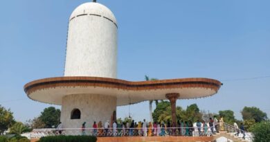 जिल्ह्यातील शिवालयांमध्ये भक्तीचा महापूर lord shiva temple; श्रावण महिन्यात भाविकांची प्रचंड गर्दी विविध धार्मिक कार्यक्रमांचे आयोजन भंडारा (Bhandara News) : जिल्ह्यातील अनेक ऐतिहासिक शिवालये (lord shiva temple) श्रद्धा व भक्तीची केंद्र आहेत. विशेषतः महाशिवरात्री व श्रावण महिन्यात येथे भाविकांची प्रचंड गर्दी असते. या मंदिरांचे इतिहास, लोकपरंपरा आणि निसर्गरम्य परिसर भक्तांच्या आकर्षणाचे केंद्रबिंदू आहेत.