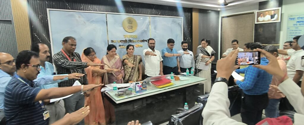 गोंदिया : महाराष्ट्रातील अवयवदानाचे प्रमाण वाढावे व अवयवदानाच्या प्रतीक्षेत असलेल्या रुग्णांना नवजीवन मिळावे यासाठी दि.३ ते १५ ऑगस्ट दरम्यान अवयवदान ही एक चळवळ म्हणून राज्यभरात राबविण्याचा संकल्प सार्वजनिक आरोग्य व कुटुंब कल्याण मंत्री प्रकाश आबिटकर यांनी केला आहे.त्या अनुशंगाने सार्वजनिक आरोग्य विभागाने सर्व जिल्ह्यात दि.3 ते 15 ऑगस्ट पर्यंत “अंगदान जीवन संजीवनी”अभियान संपूर्ण महाराष्ट्रात राबविले जाण्याचे मार्गदर्शक सुचना दिल्या आहेत.