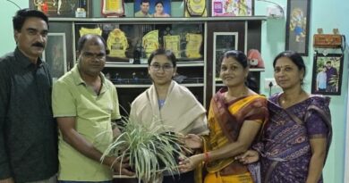 एमपीएससीच्या परीक्षेत उत्तीर्ण इशा बिसेनचा किशोर डोंगरवार यांच्याकडून सत्कार