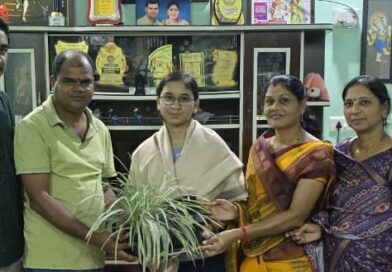 एमपीएससीच्या परीक्षेत उत्तीर्ण इशा बिसेनचा किशोर डोंगरवार यांच्याकडून सत्कार