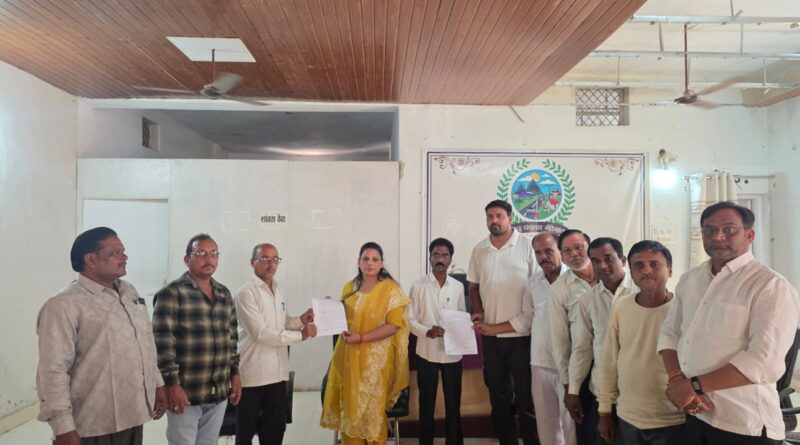 पवन तलावातून मोठ्या प्रमाणात पाण्याची नासाडीतलावाचे पाणी फोडल्याने नागरिक संतप्त