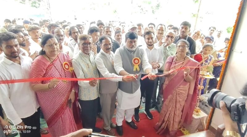 नवेगावबांध आता ‘पुस्तकांचे गाव’; नागपूर विभागातील पहिल्या पुस्तक दालनाचे लोकार्पण